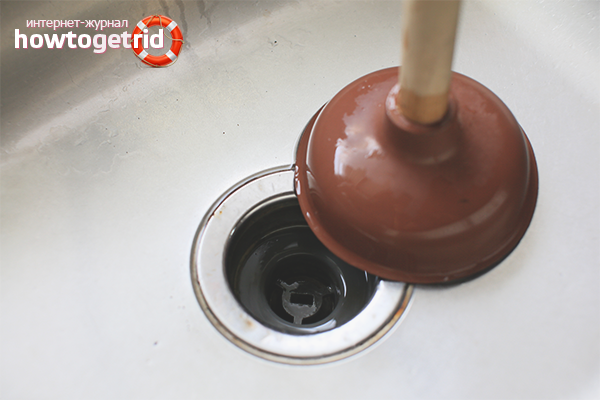 Clogging with a plunger