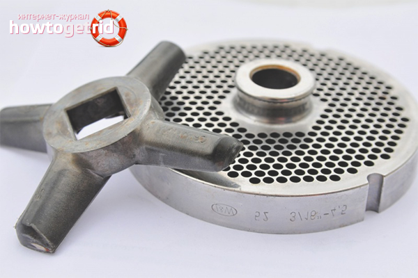 Grinding a knife for a meat grinder on a machine