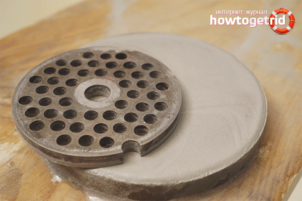 Sharpening a meat grinder knife with a grindstone