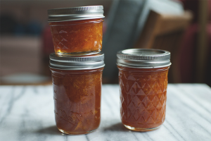 How to roll cans with screw caps