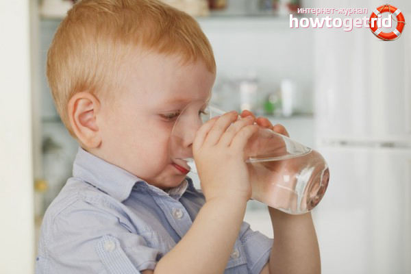 How to teach a child to drink water