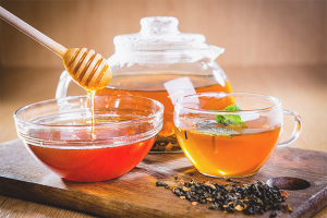 How to drink tea with honey