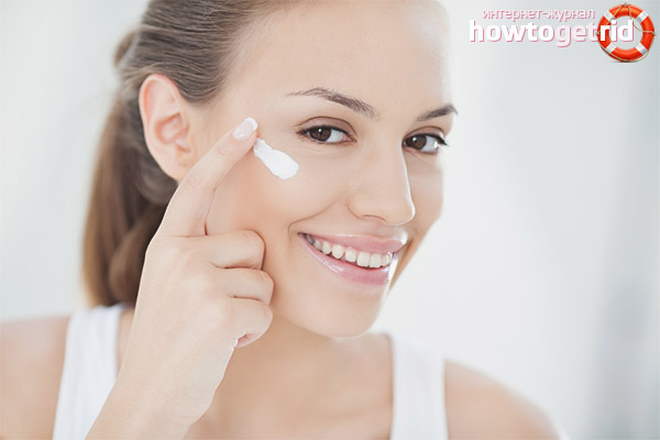 Caring for the skin around the eyes